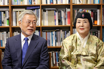 尹, 문재인 전 대통령에 생일 축하 난 전달…文 답례품은 멸치‧미역