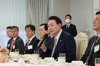 尹, 바라카원전 기업인들 만나 “UAE 300억불 여러분 덕”