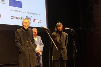 홍상수·김민희, 파리 회고전서 포착…8년째 두터운 애정