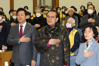 지하철 노인 무임승차…연령 상향이 적자 해소 해법될까