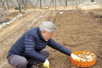 문재인 전 대통령, ‘밭일에 진심’인 일상…“올해 첫 농사는 감자”