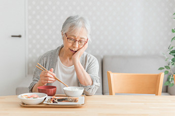 ‘혼밥’ <b>노인</b>, 더 빨리 늙는다… 우울감이 주요 원인