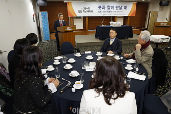 [포토] 겸수회 세미나 사회보는 임철순 주필
