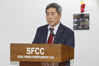 [포토] 겸수회 사단법인 창립 기념 세미나에서 사회보는 임철순 주필