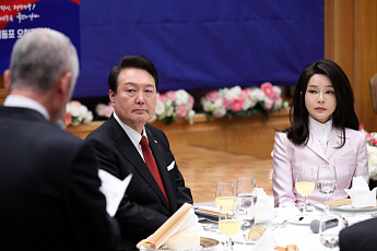 재일동포 만난 尹 대통령 