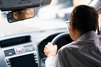 고령 <b>운전자</b> 교통사고 문제, 조건부 면허 제도로 해결될까?