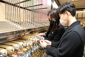 “본격 봄 라운딩 시즌 왔다”…여성·가성비 골퍼 공략하는 유통가