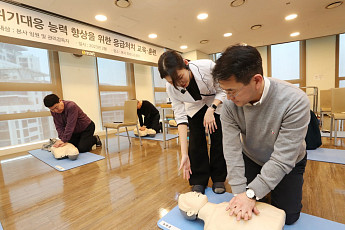 [안전경영] 이마트, “심폐소생술 교육하고 AED 배치”