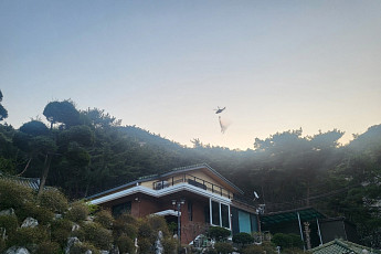 서울 인왕산 산불 98% 진화…일출 후 헬기 동원해 잔불 정리