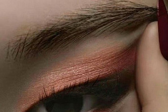 디올, 눈꼬리 찢는 광고로 또 인종차별 논란…中 누리꾼 분노