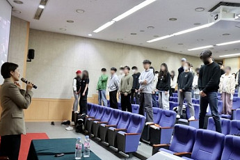 고민정 대학 특강, 학생 100명이 의자 위에 올라간 이유
