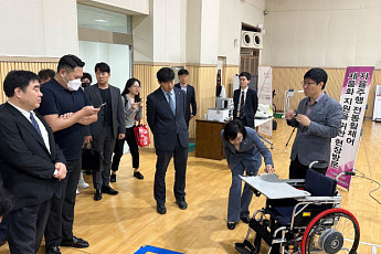 휴림로봇, AI 자율주행 휠체어 성능 공개…오 식약처장 