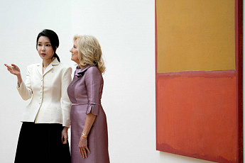 김건희-질 바이든 여사, 국립미술관서 마크 로스코 작품 감상