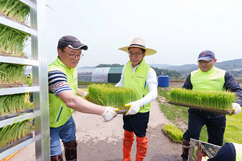 이석용 NH농협은행장, 농촌 일손돕기…'함께하는 농협' 구현
