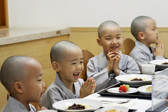 [포토] 조계사 동자승 “대안육 햄 맛있어요”