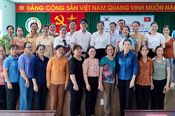 한국거래소, 베트남 장애인 빈곤가정에 암소 구매자금 전달