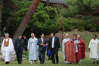 尹, 종교지도자 만나 “촘촘한 외교망으로 대북관계 잘 풀 것”