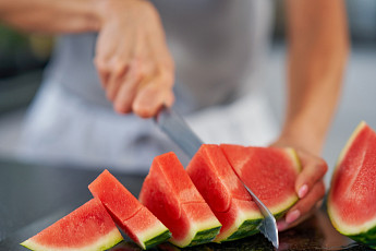 “수박 먹던 공무원들, 건네지도 않아 괘씸”…민원에 서산시청 게시판 ‘시끌’