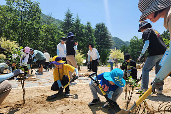 두나무, 임직원과 함께 탄소 중립 위한 나무심기 봉사활동