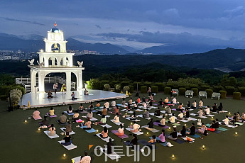 [포토] 안다르, '별빛이 내리는 요가' 시선집중