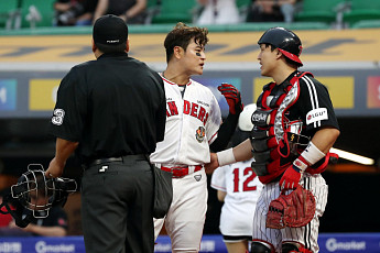 SSG 추신수, '왼발 뒤꿈치' 사구에 발끈…LG 포수 박동원과 충돌