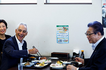 [포토] ‘먹어서 응원하자’…후쿠시마산 회 먹는 주일 미국대사