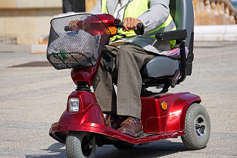 日 고령자 전동 휠체어 사고 증가, 이유는?