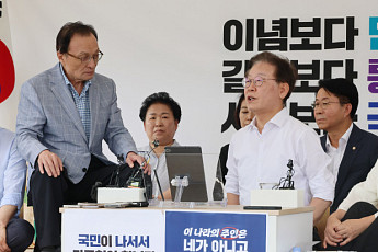 이재명 단식천막 찾은 이해찬 “헌법 체계 무너뜨린 尹...큰 결단 李”