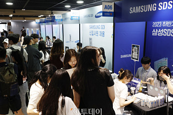 취업 시장 양극화 뚜렷…고령자·서비스·女↑ 청년·제조업·男↓