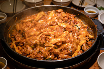 ‘세계 볶음 요리’ 2위로 선정된 한국 춘천 닭갈비…1위는