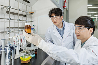 LGD-LG화학, 전량 수입하던 OLED 핵심 소재 국산화 성공