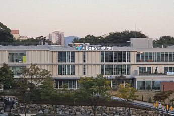 서울 내 돌봄로봇·친환경 정원 갖춘 ‘강동실버케어센터’ 개원