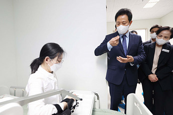 [포토] 시립강동실버케어센터 둘러보는 오세훈 시장