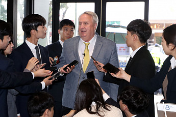 인요한 “첫 행보로 광주 5·18묘지 찾겠다...대통령과도 거침없이 얘기할 것”