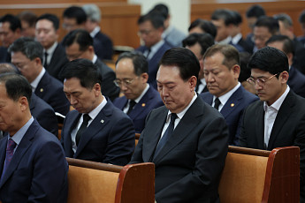 尹, 이태원 참사 1년 추도예배 참석…