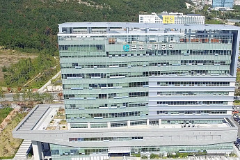 4대 보험 가입 팩스 없이 클릭 한 번으로⋯근로복지공단, QR 전자신고 도입