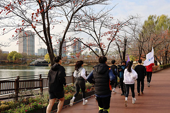 ‘앱’ 켜고 달리면 건강에 재미까지…‘캐즐’ 운동클래스 [해보니]