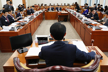 기재위 조세소위, 결혼공제·가업승계법 처리 불발…30일 재논의