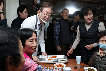 공짜점심·간병비·실버타운…1400만 老心 구애경쟁 [제 점수는요]