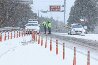 제주도에 또 많은 눈…일부 산간도로 통제