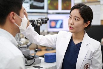 겨울철 하얀 눈 때문에 시력이 떨어진다, 왜? [e건강~쏙]