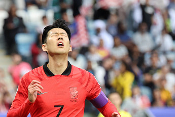 모두가 황당한 우승후보의 ‘졸전’…한일, 나란히 ‘조 2위’ [이슈크래커]