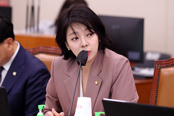 ‘배현진 습격’ 10대, 불구속 수사 방침…보호입원 전환해 조사