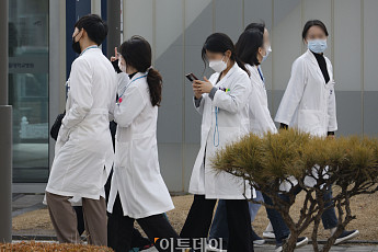 의대 증원 반대 앞장서는 젊은 의사들…고령일수록 증원 ‘찬성’↑