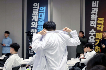 “암 수술이요? 기다리세요”...의사가 병원을 떠나자 벌어진 일들 [이슈크래커]