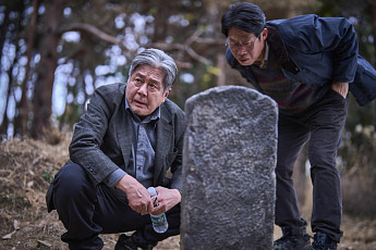 주말 영화관 갈까…개봉 사흘째 파묘, 100만 돌파 청신호