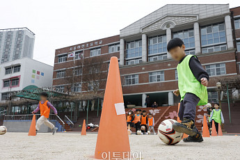 [포토] 늘봄학교 돌봄교실 활동하는 어린이들