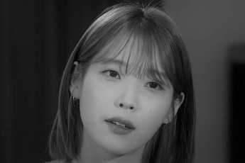 아이유가 엄마에게 평생 딱 한 번 맞은 이유는…“엄마 더 존경하게 돼”