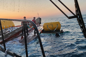 통영 어선 전복 사고 이틀째…9명 중 4명 사망·5명 수색 중