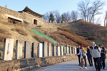 백제 역사 집결한 '공주' 방문한 유인촌…